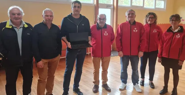photo  samedi dernier, a eu lieu la remise d’un ordinateur portable au club de tennis, en présence de représentants du club et du crédit mutuel. le club, présidé par thierry charpentier (ordinateur en mains) et qui compte 160 membres, en avait fait la demande afin de remplacer son ordinateur obsolète. c’est le crédit mutuel, via l’opération créavenir, qui a offert ce nouvel ordinateur.  &copy;  ouest-france 