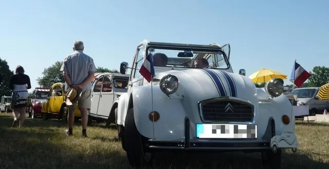photo  la mythique 2cv faire toujours l’objet de rassemblements, tous les ans.  &copy;  archives le maine libre 