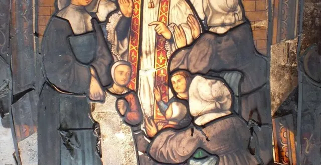 photo  on voit sur ce vitrail, saint vincent de paul instituant l’ordre des sœurs de charité. cette partie du vitrail est remarquable par la netteté des détails et par la pureté de la composition.  &copy;  le maine libre 