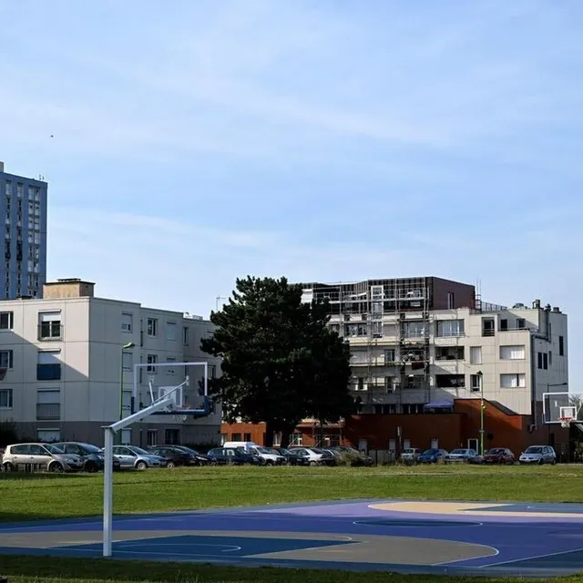 photo les terrains de sport du quartier sont accessibles à tous.  ©  martin roche / ouest-france