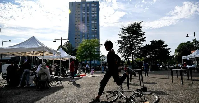 photo  la place de la paix est au cœur du quartier prioritaire d’alençon (orne), entre les barres d’immeuble. elle est le témoin de la vie quotidienne des habitants, des jeux, de la vie commerçante, des fêtes et du marché, le mardi. autour, les tours pascal et péguy, qui abritent des points de deal.  &copy;  martin roche / ouest-france 