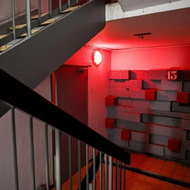 photo à l’intérieur de la tour pascal, toutes les lumières ont été repeintes en rouge.  ©  martin roche / ouest-france