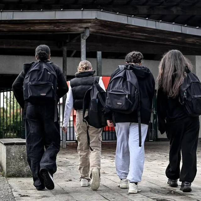 photo des élèves devant le collège louise-michel au sein du quartier perseigne.  ©  martin roche / ouest-france
