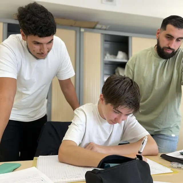 photo ayoub assa et elyès moualid, professeurs de mathématique, assure des sessions d’aide aux devoirs dans le quartier de perseigne.  ©  ouest-france