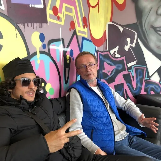 photo madani abkram, qui fréquente la médiathèque avec ses amis, pose avec le responsable des lieux, philippe bacala.  ©  ouest-france