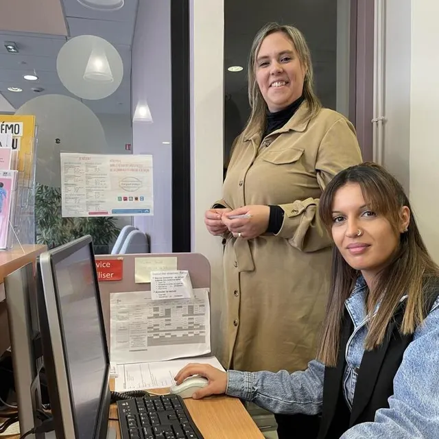 photo les deux conseillères en charge du public, il-häm (au premier plan) et charlène, sont là pour répondre à toutes les questions.  ©  ouest-france