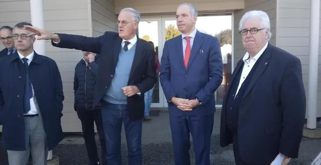 photo  christophe de balorre montre la direction de l’école des monts-d’amain, entouré du préfet, sébastien jallet ; de bertrand deniaud, vice-président de la région normandie (à gauche) et de rémy rillet, en charge des affaires scolaires (à droite).  &copy;  ouest-france 