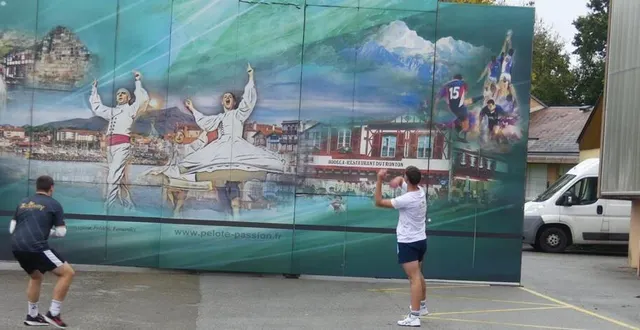 photo  la foire d’automne avait des airs basques et a mis un mur à disposition pour tester la pelote.  &copy;  ouest-france 