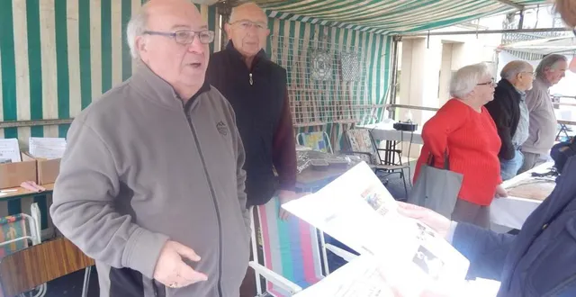 photo  chaque année des bénévoles de l’association vedacensis vendent leur cahier lors de la fête de la pomme à vaas.  &copy;  le maine libre 