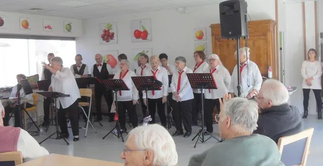 photo  le groupe chantant de spay fort apprécié lors de sa prestation par les résidents.  &copy;  le maine libre 