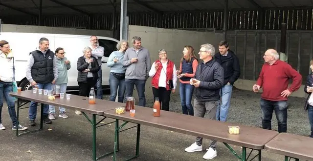 photo  réception de clôture avec organisateurs et animateurs autour du maire.  &copy;  le maine libre 