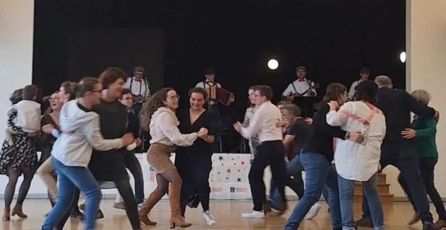 photo  le bal folk des berouettes déjantées à la fête du secours catholique.  &copy;  co 