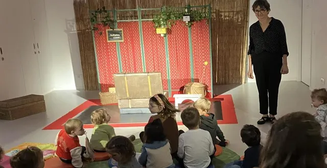 photo  dans le cadre de l’opération jeune pousse, organisée par le bibliopôle, la compagnie fénémone a marqué une halte à la médiathèque lalumé. trente bambins, accompagnés par leurs parents, ont participé au spectacle. ils ont écouté les histoires d’une poule, d’une famille chouette, de deux éléphants amoureux et d’un petit lapin. des histoires, animées par catherine degou, qui parlent de liens, de tendresse et d’amour entre parents et enfants. les enfants nés ou adoptés dans le maine-et-loire sont repartis chez eux avec le livre de naissance offert par le département « pas pareil », d’émilie vast, aux éditions memo.  &copy;  co 