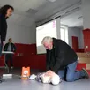 photo  christel baldet a demandé aux participants à la réunion de venir tester le défibrillateur cardiaque sur un mannequin, lors de la réunion d’information, samedi 26 octobre 2024, dans la salle des fêtes de juigné-sur-sarthe. 
