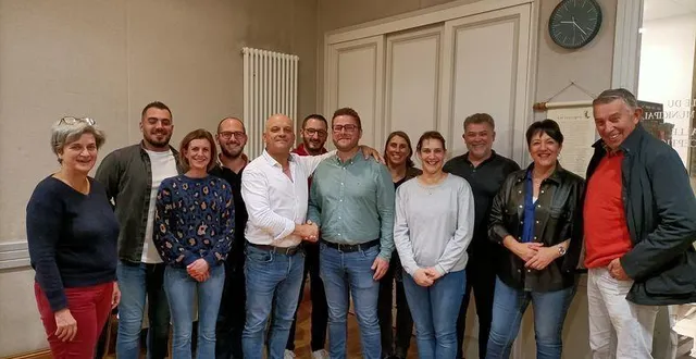 photo  vendredi soir, à l’issue d’une assemblée générale, sébastien poupin (chemise blanche) a cédé sa place de président du comité des fêtes béconnais au profit de quentin le noen (au centre avec des lunettes). les adjoints au maire, catherine chereau (à gauche) et pierre-pascal bigot (à droite) semblent ravis que le comité des fêtes reparte.  &copy;  ville de bécon-les-granits 