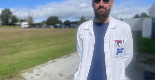 photo  vendredi 18 octobre 2024, mickaël morin devant le site de forvia à caligny.  &copy;  ouest-france 