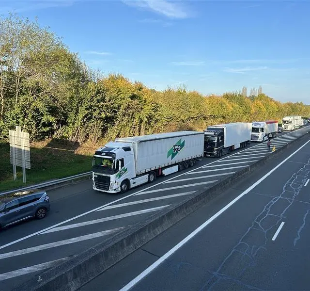 photo la circulation est coupée sur la rn12, ce qui entraîne d’importants bouchons à l’ouest d’alençon.  ©  ouest-france