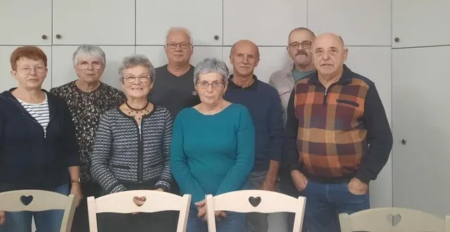 photo  sylvie lambert, isabelle touche, elisabeth guillochon, daniel montavon et michelle pivron, patrice touche, gilles guillochon, remy ferrand ( second rang), ont réalisé l’isolation et la peinture du local du pont.  &copy;  ouest-france 