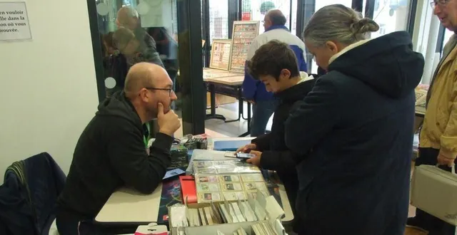 photo  cyril feuillard conseille les jeunes initiés sur le jeu du pokémon  &copy;  ouest-france 