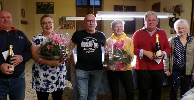 photo  les deux équipes finalistes entourent le président patrice bourdin.  &copy;  le maine libre 