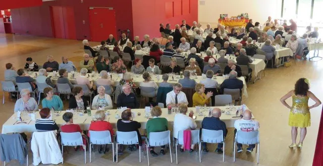 photo  le repas du club générations mouvement s’est tenu à la belinoise, avec une animation sur le thème du brésil.  &copy;  le maine libre 