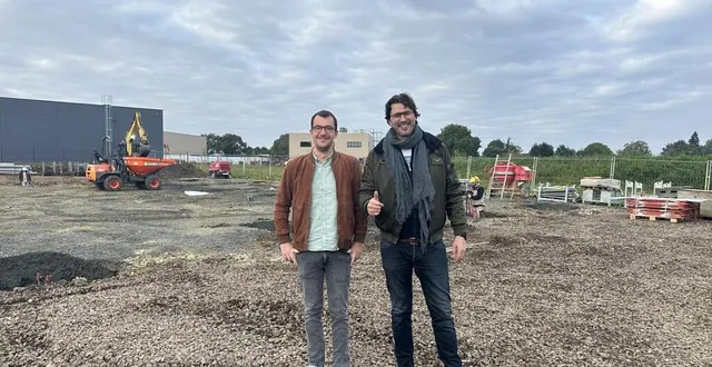photo  romain ledru, architecte, et emeric lebreton sur le site du futur siège orientaction à sargé-lès-le mans.  &copy;  emeric lebreton 