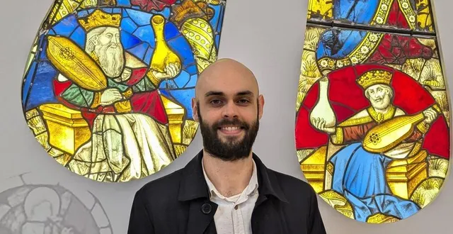 photo  christophe batard est architecte en chef des monuments historiques à la direction régionale des affaires culturelles des pays de la loire. il pose devant les éléments de vitraux de la rose sud de la cathédrale d’angers présentés au château d’angers jusqu’au 1er décembre.  &copy;  ouest-france 