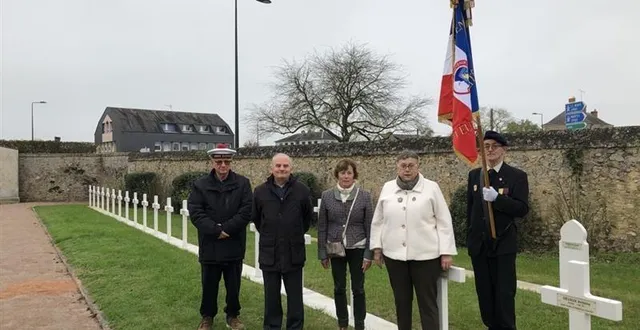 photo  les représentants du souvenir français et, au centre, l’adjointe à la maire de la flèche (sarthe), françoise rachet.  &copy;  ouest-france 