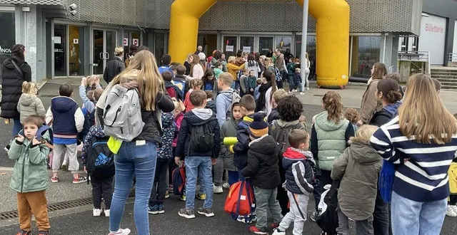 photo  preuve que l’événement était attendu : des dizaines de personnes faisaient la queue, mercredi 30 octobre 2024 devant les portes d’entrée d’anova, à alençon.  &copy;  ouest-france 