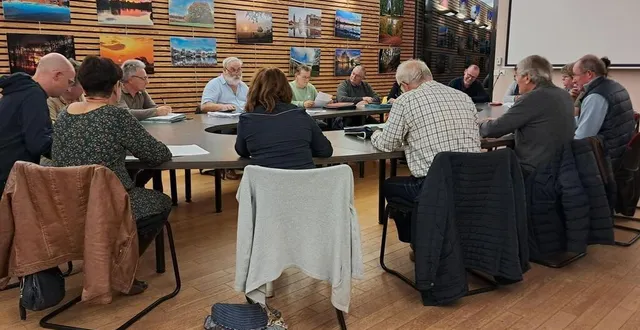 photo  à la salle du conseil, andré trottet, maire, (au centre à gauche), accompagné des maires délégués et des membres du conseil municipal.  &copy;  ouest-france 