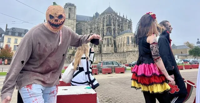 photo  les participants déguisés se sont baladés dans les rues mancelles.   &copy;  ouest-france 