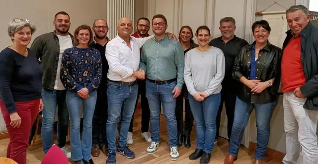 photo  les membres du nouveau comité des fêtes, avec son président, quentin le noen, (au centre), lors de la passation de pouvoir.  &copy;  mairie de bécon-les-granits 