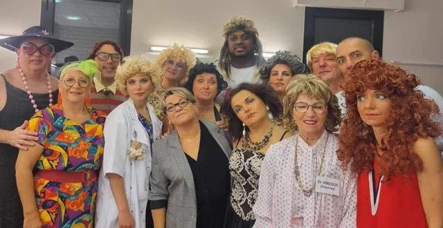 photo  la compagnie des improsteurs créée en 2013 est dirigée par isabelle acensio-becker, auteure et metteuse en scène particulièrement inventive, au centre de la photo.  &copy;  co 