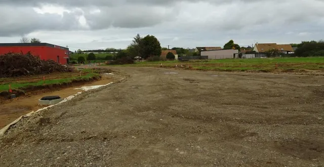 photo  une nouvelle numérotation des voies a été adoptée pour les divisions de parcelles, comme ici à la touzardière, route de coulaines, où la viabilisation de cinq lots artisanaux est en cours.  &copy;  ouest-france 