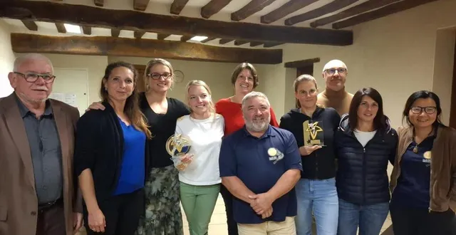 photo  toute l’équipe féminine de la montée accompagnée des membres du bureau et des élus de la ville  &copy;  ouest-france 