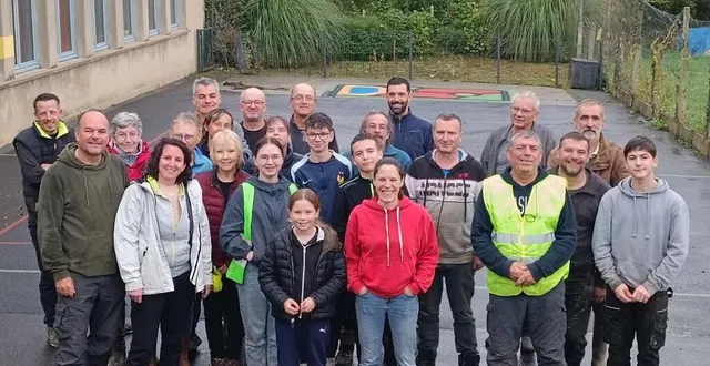 photo  la journée citoyenne a permis de fédérer les habitants autour d’un projet commun dans le but d’embellir la commune.   &copy;  le maine libre 