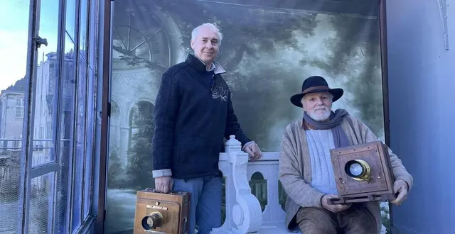 photo  jean distel et patrick salètes, de l’atelier malicot, avec des appareils d’époque.  &copy;  le maine libre 