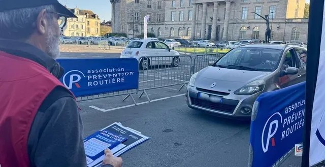 photo  l’association prévention routière a contrôlé l’éclairage de plusieurs voitures jeudi 31 octobre 2024 à alençon (orne).  &copy;  ouest-france 