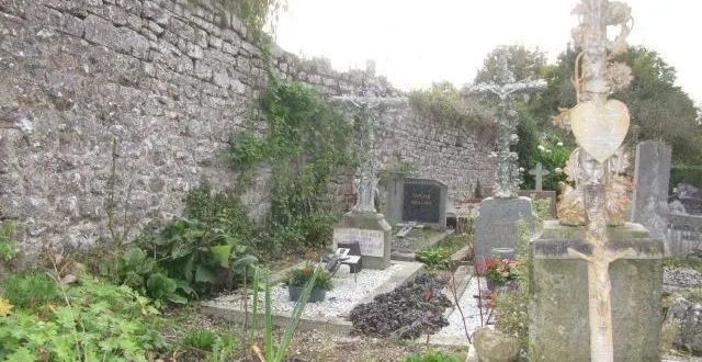 photo  l’entrée du cimetière, à gauche, où un périmètre a été dédié à la mise en place du projet de fleurissement.  &copy;  ouest-france 