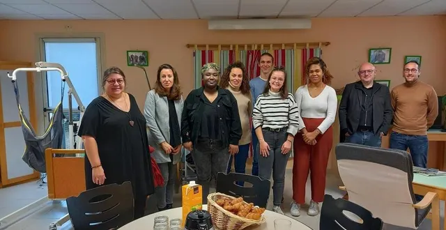 photo  dans l’appartement pédagogique, au centre sur la photo, cinq des sept stagiaires en formation, sarah, denise, samuel, diane et gwendoline, avec, à gauche, les formatrices sophie guyonneau et stéphanie cottenceau et, à droite, jérôme hurel, directeur du cèdre et david bahamed, conseiller à la relation entreprise à france travail.  &copy;  ouest-france 