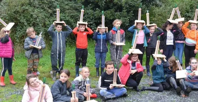 photo  les enfants du club nature avec leur pluviomètre.  &copy;  ouest-france 