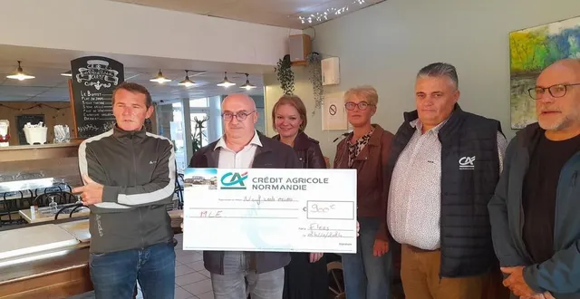 photo  lors de la remise du chèque du crédit agricole.  &copy;  ouest-france 
