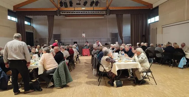 photo  belle participation au repas de générations mouvement animé par les petits buttés.  &copy;  le maine libre 
