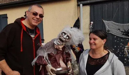 photo  thierry et jocelyne sont des fans d’halloween  &copy;  le maine libre 