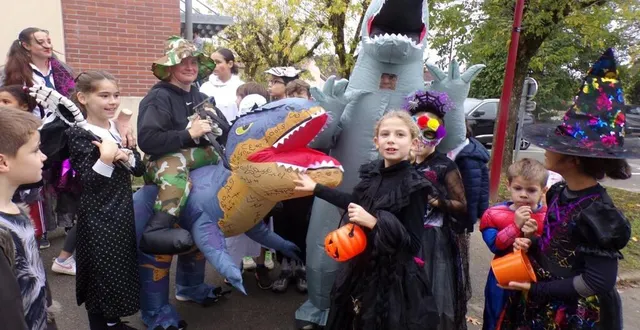 photo  avec les dinosaures maurice et gérard, les enfants se préparent à déambuler dans les rues de la commune à la recherche de friandises.  &copy;  le maine libre 