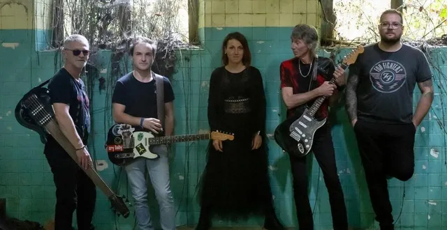 photo  valentin tardif, louis bon, élodie coquelin, pascal mary et jeremy moru (de gauche à droite).  &copy;  fire-fly 