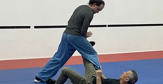 photo  patrick tessier esquive un coup de pied avant de déstabiliser son agresseur, joué par dylan boivin.  &copy;  le maine libre 