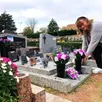 photo line vient au moins une fois par mois fleurir la tombe de ses parents, à arnage.
