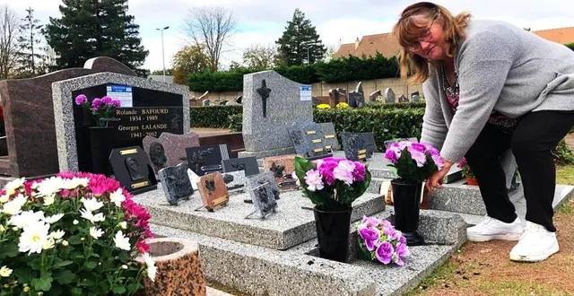 photo  line vient au moins une fois par mois fleurir la tombe de ses parents, à arnage.  &copy;  le maine libre 