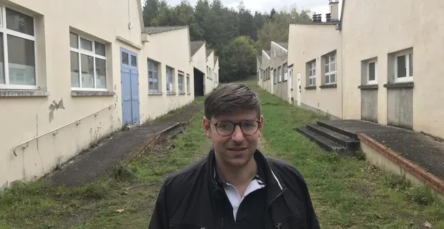 photo  françois filliat devant les ateliers de l’ancien ime à bazouges-cré-sur-loir, destinés à devenir un musée d’objets fabriqués en france, musée du made in france.  &copy;  le maine libre 